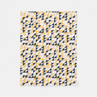 Couverture Polaire Triangles mosaïques en jaune, rose et bleu marine