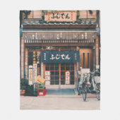 COUVERTURE POLAIRE TROIS BICYCLETTES PARKÉES DEVANT L'ÉDIFICE (Devant)