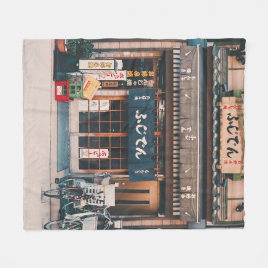 COUVERTURE POLAIRE TROIS BICYCLETTES PARKÉES DEVANT L'ÉDIFICE (Devant (Horizontal))