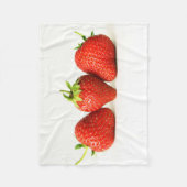 Couverture Polaire Trois fraises sur la fbcna blanche (Devant)