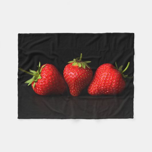 Couverture Polaire Trois fraises sur le fba noir (Devant (Horizontal))