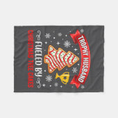 Couverture Polaire Trophy Husband Fueled By Tree Cake Snacks (Devant (Horizontal))