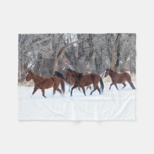Couverture Polaire Troupeau de chevaux courant dans la neige de l'hiv