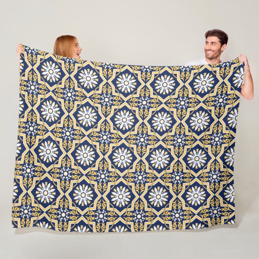 Couverture Polaire Tuile marocaine arabesque blanche or bleu complexe (En situation)