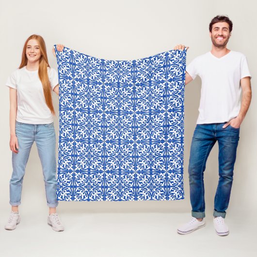 Couverture Polaire Tuiles marocaines - bleu cobalt et blanc (En situation)