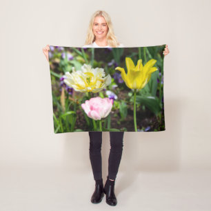 Couverture Polaire Tulipes blanches, roses et jaunes dans le jardin