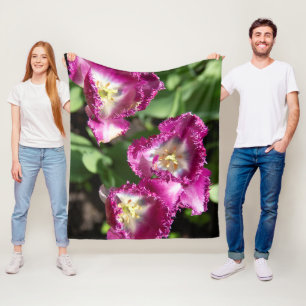 Couverture Polaire Tulipes mignonnes pourpres dans le jardin