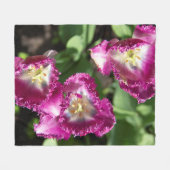 Couverture Polaire Tulipes mignonnes pourpres dans le jardin (Devant (Horizontal))