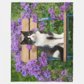 Couverture Polaire Tuxedo cat sitting on a garchair with flowers (Devant)