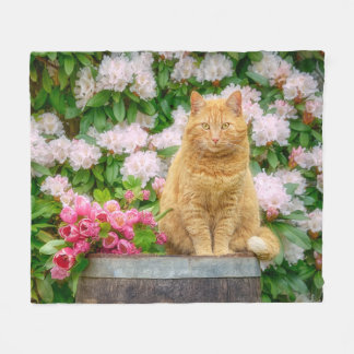 Couverture Polaire Un chat orange dans un jardin aux fleurs de printe