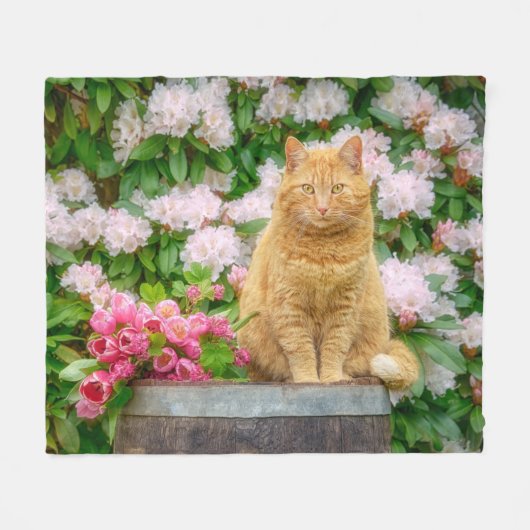 Couverture Polaire Un chat orange dans un jardin aux fleurs de printe (Devant (Horizontal))