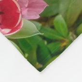 Couverture Polaire Un chat orange dans un jardin aux fleurs de printe (Coin)