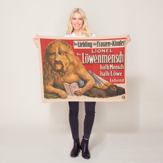 Couverture Polaire Un Homme Avec Tête Lion Lecture Shakespeare, 1913. (En situation)