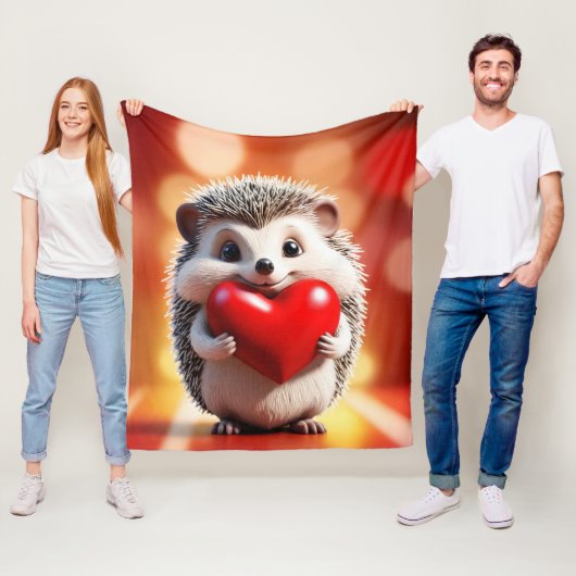 Couverture Polaire Un joli hérisson tenant un coeur (En situation)
