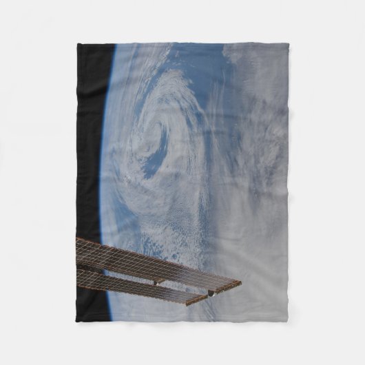 Couverture Polaire Un Système De Faible Pression Mi-Atlantique. (Devant)