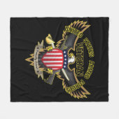 Couverture Polaire Un vétéran des forces armées américaines, fièremen (Devant (Horizontal))