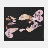 Couverture Polaire Under Umbrella: Romantic Couple Kissing in Rain (Devant (Horizontal))