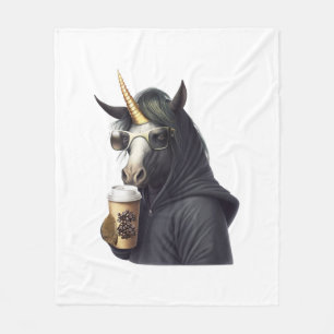 Couverture Polaire Une licorne avec un sweat - shirt à capuche boit u