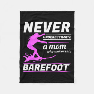 Couverture Polaire Une maman qui fait du ski nautique pieds nus sur u