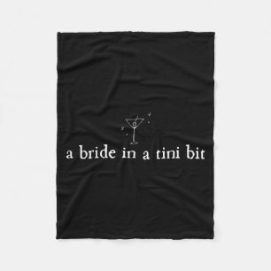 Couverture Polaire Une mariée dans une toute petite mariée au martini