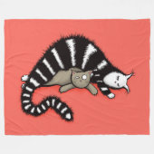 Couverture Polaire Une mère de chat protège son mignon petit Kitty (Devant (Horizontal))