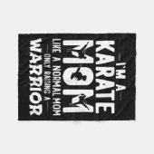 Couverture Polaire Une mère de karaté comme une mère normale mais éle (Devant (Horizontal))