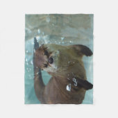 Couverture Polaire Une natation Brown mignonne de loutre dans une (Devant)