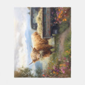 Couverture Polaire Vache des Highlands mangeant du foin (Devant)