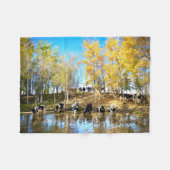 Couverture Polaire Vaches en automne à l'étang (Devant (Horizontal))