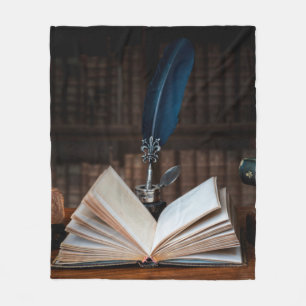 Couverture Polaire Vieux livres, stylo à talons et encre vintage sur