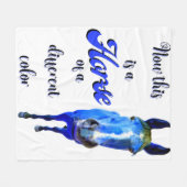 Couverture Polaire Voici un cheval d'une couleur différente en bleu (Devant (Horizontal))