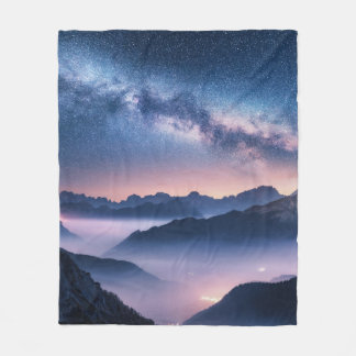 Couverture Polaire Voie Lactée sur les montagnes dans le brouillard l