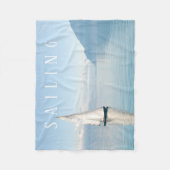Couverture Polaire Voilier Calme Bleu Lac & Ciel Bleu, Texte Blanc (Devant)