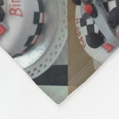 Couverture Polaire voiture de course d'anniversaire heureuse (Coin)