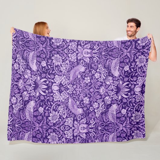 Couverture Polaire Voleur de fraises pourpre, William Morris (En situation)