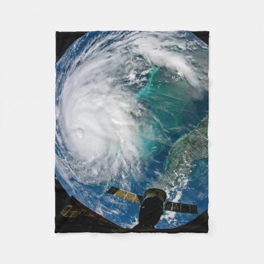 Couverture Polaire Vue De L'Ouragan Dorian. (Devant)