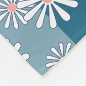 Couverture Polaire White chamomile flowers on striped blue background (Coin)