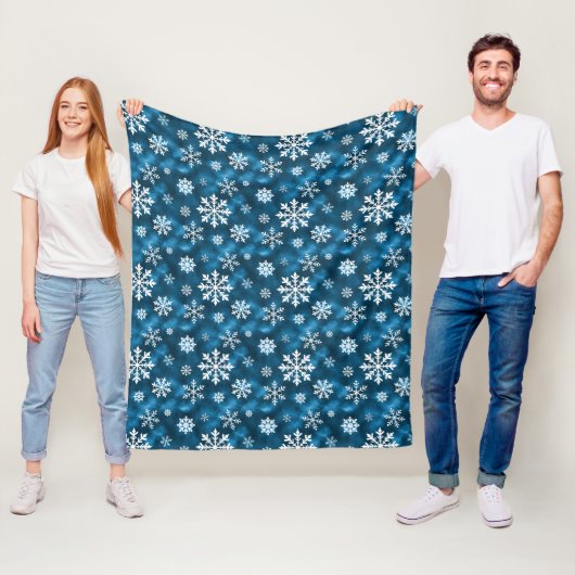 Couverture Polaire White Snowflakes Pattern On Blue Winter (En situation)