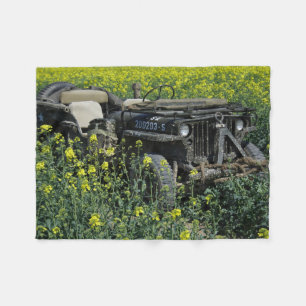 Couverture Polaire Willys MB Jeep Dans Le Champ De Rapeseed