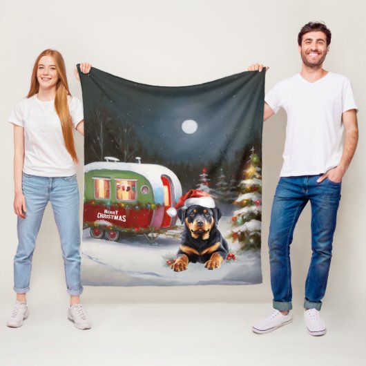Couverture Polaire Winter Rottweiler Caravan Christmas Adventure (En situation)