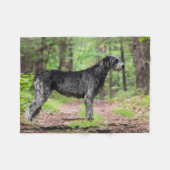 Couverture Polaire Wolfhound irlandais noir Poser dans les bois (Devant (Horizontal))