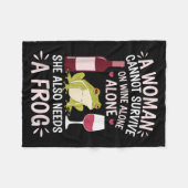 Couverture Polaire Woman Cannot Survive Wine Alone She Needs Frog  (Devant (Horizontal))