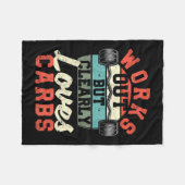 Couverture Polaire Works Out But Clearly Loves Carbs Funny Low Carb G (Devant (Horizontal))