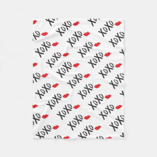Couverture Polaire XoXo-Hugs-Kisses-with-Red-Lips