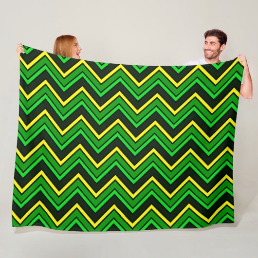 Couverture Polaire Zigzag de chevron vert, noir et jaune (En situation)