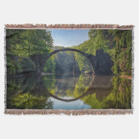 Couverture Pont rond gris sur une rivière dans la forêt (Devant)