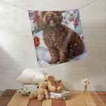Couverture Pour Bébé Cockapoo Winter Wonderland Christmas Joy<br><div class="desc">Ce design festif reflète l'esprit joyeux de la période des fêtes, avec un adorable petit portant un chapeau de Père Noël. Le chien est niché dans un pays des merveilles hivernales, avec un bonhomme de neige, un sapin de Noël décoré et des cadeaux joliment emballés. Les flocons de neige tombent...</div>