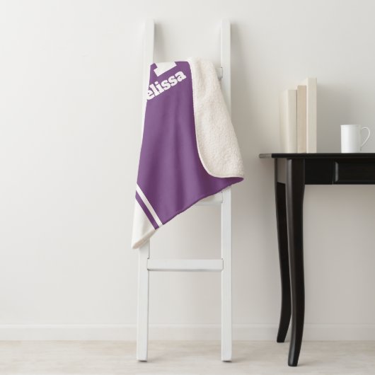 Couverture pourpre de Sherpa de monogramme de (En situation)