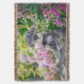 Couverture Puppy de Schnauzer dans un Flowering Garden - (devant Vertical)