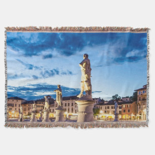 Couverture Rangée de statues illuminées à Padova